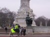 fountain in front of buckingham palace